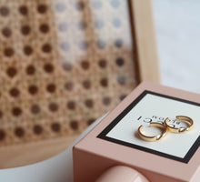 Load image into Gallery viewer, ar cuff / 18K Gold Non Piercing Ear Cuff • Gold Simple Ear Huggies • Cartilage Earring • Single Piece Ear Cuff • Small Hoop Cuff Earring
