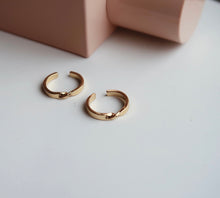 Load image into Gallery viewer, ar cuff / 18K Gold Non Piercing Ear Cuff • Gold Simple Ear Huggies • Cartilage Earring • Single Piece Ear Cuff • Small Hoop Cuff Earring
